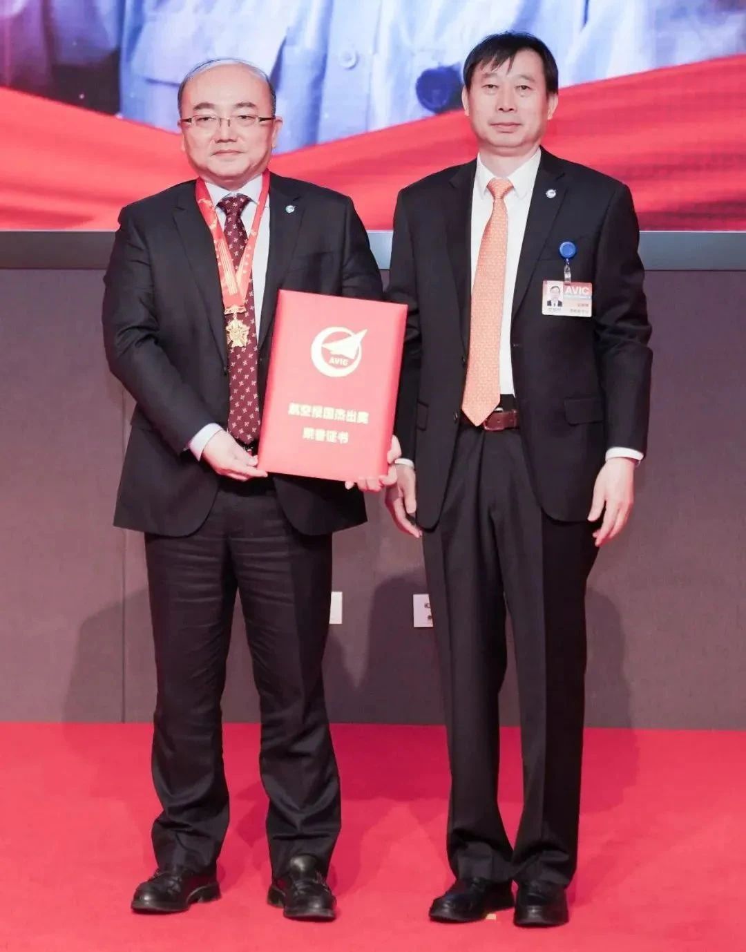 喜讯!洪都公司l15高教机总设计师张弘荣获"航空报国杰出奖"!